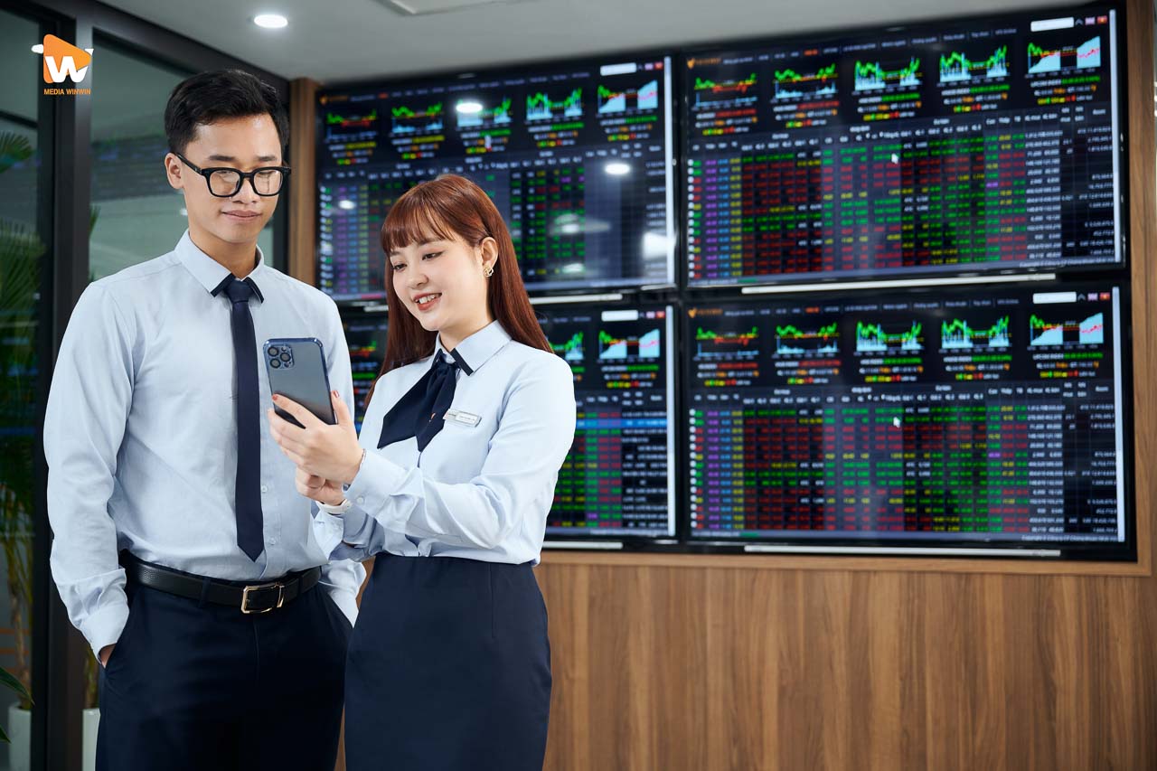 2 chuyên viên VFS Securities trao đổi trước bảng giá chứng khoán